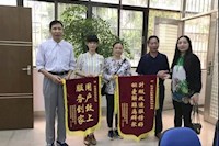 这两面锦旗的背后，是对“群众利益无小事”的坚守