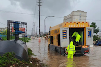 今年首个“红暴”！太阳成城集团tyc234cc古天乐排涝“急先锋”暴雨中前行......